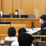 新型コロナウイルス対策として、裁判官や裁判員の間に透明なアクリル板が設けられた法廷＝１０日午前、神戸市中央区橘通２（撮影・辰巳直之）