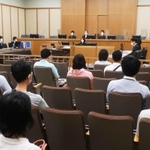 新型コロナウイルス対策として、裁判官や裁判員の間に透明なアクリル板が設けられた法廷＝１０日午前、神戸市中央区橘通２（撮影・辰巳直之）