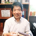 禅ダイスを手にする大西淳滋郎社長＝加古川市加古川町備後