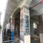 ＪＲ神戸線の高架橋の耐震補強工事で、店舗の退去が進む「元町高架通商店街」。次々と店舗が解体され、戦後に書かれた商店名があらわになった＝神戸市中央区元町高架通