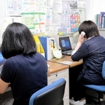新型コロナウイルスに関連する相談が増えている。神戸市の「自殺予防とこころの健康電話相談」の担当者たち＝神戸市内
