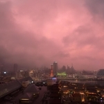 淡いピンク色に染まった雨雲＝１３日午後７時１８分、神戸市中央区（撮影・秋山亮太）