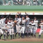 昨年の高校野球兵庫大会の決勝。マウンドで喜ぶ明石商ナイン＝２０１９年７月２９日、ほっともっとフィールド神戸
