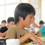 紙パック牛乳の準備が整うまで、乳飲料が提供される＝１５日午後、尼崎市南七松町１、七松小学校