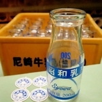 空っぽの牛乳瓶。ほとんど廃棄したが、２ケースだけ記念に置いてある＝尼崎市浜２、昭和乳業