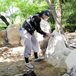 夏場を見越し、「元湯龍泉閣」で始まった子ども用プールの増設工事＝神戸市北区有馬町