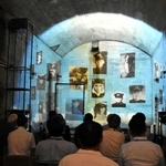 巨大防空壕で上映される映像。特攻隊員の遺書朗読などがある＝１６日午前、加西市鶉野町