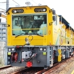 レール表面の凹凸を削り、耐用年数を延ばすレール削正車＝姫路市四郷町山脇