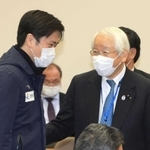 関西広域連合の会合前に談笑する兵庫県の井戸敏三知事（右）と大阪府の吉村洋文知事＝４月８日、兵庫県庁