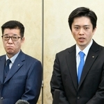大阪府庁で取材に応じる吉村洋文知事（右）と大阪市の松井一郎市長＝３月