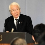 兵庫県庁で会見する井戸敏三知事＝３月