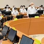 県幹部が参加して開かれた新型コロナウイルス感染症対策本部会議＝１８日午後、神戸市中央区中山手通５、県災害対策センター（撮影・後藤亮平）