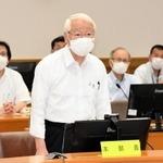 新型コロナウイルス感染症対策本部会議で今後の対応について話す井戸敏三知事＝１８日午後、県災害対策センター（撮影・後藤亮平）
