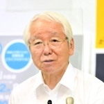 新型コロナ対応について会見する兵庫県の井戸敏三知事＝１８日午後、県庁（撮影・後藤亮平）
