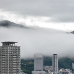 突き出た頂上付近が空に浮かぶ島のような雰囲気を醸していた＝１９日午前、神戸市中央区