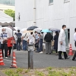 運転免許を更新するためにできた行列＝伊丹市伊丹１、阪神運転免許更新センター