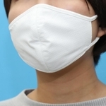 ユニクロが発売したエアリズムマスク（Ｓサイズ）＝神戸市内