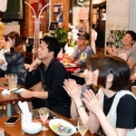 プロ野球のテレビ中継を見ながら盛り上がるスポーツカフェバーの客＝１９日夜、神戸市中央区北長狭通２（撮影・中西幸大）