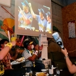 西の先制本塁打に沸き立つスポーツカフェバーの阪神ファン＝１９日夜、神戸市中央区北長狭通２、スポルテリア（撮影・中西幸大）