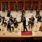 佐渡裕さんの指揮で演奏する兵庫芸術文化センター管弦楽団。演奏者同士の距離を取っている＝西宮市高松町、兵庫県立芸術文化センター