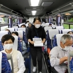 感染防止に努めたツアーバス内で表情を緩める参加者ら＝ＪＲ相生駅前