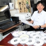 県内の高校放送部から集まった作品を整理する東播磨高校の大江真理教諭＝兵庫県稲美町中一色