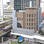 ２５年ぶりに復活した巨大アーチと円筒形の建物＝神戸市中央区加納町４