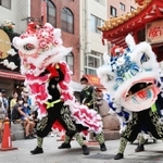 新型コロナウイルスの終息を願って披露された獅子舞＝２１日午後、神戸市中央区元町通１（撮影・鈴木雅之）