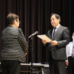 宝塚市の中川智子市長に調査内容を答申する市いじめ問題再調査委員会の春日井敏之委員長（右）＝２２日午前、宝塚市末広町（撮影・村上貴浩）
