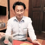 舩倉光昭さんが父の隆一さんの遺品として見つけた８ミリフィルムと竜山石＝加古川市東神吉町