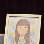 再調査委員会の報告を受けた遺族代理人の会見に置かれた女子生徒の似顔絵。１４歳の誕生日にケーキの火を吹き消す姿という