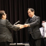 宝塚市の中川智子市長に調査内容を答申する市いじめ問題再調査委員会の春日井敏之委員長（右）＝２２日午前、宝塚市末広町（撮影・村上貴浩）