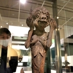 世界各国の怪物たちを紹介する「驚異と怪異」展の会場＝２３日午前、姫路市本町（撮影・小林良多）