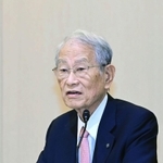 富岳の世界一獲得を受け、あいさつする松本紘理研理事長＝２３日午前、神戸市中央区港島南町７（撮影・中西幸大）