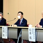 スパコンの計算性能で「富岳」が世界４冠を達成し、会見する理化学研究所の松本紘理事長（右端）ら＝２３日午前、神戸市中央区港島南町７、理化学研究所計算科学研究センター（撮影・中西幸大））