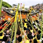 みこしを豪快にぶつけ合う氏子ら＝２０１９年１０月１５日、姫路市白浜町