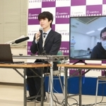 第６１期王位戦挑戦者決定戦に勝ち、新型コロナウイルス対策のため、別室でリモートでの取材に答える藤井聡太七段＝２３日午後、東京・将棋会館