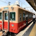 本年度で引退した阪神武庫川線の「赤胴車」（羽川英樹さん提供）