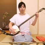 自宅１階で三絃を演奏する新福かなさん＝姫路市（撮影・辰巳直之）