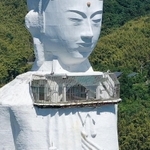 世界平和大観音像の頭部の下は、展望スペースになっていた＝淡路市釜口（小型無人機で撮影）