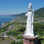 大阪湾を向いて立つ世界平和大観音像＝淡路市釜口（小型無人機で撮影）