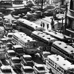 自動車の交通量が増え、渋滞が頻発する都市部の道路＝１９６０年８月、大阪市北区の梅田周辺