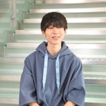 初の著書「ひとりの時間が僕を救う」を出版した神戸大生で人気ＹｏｕＴｕｂｅｒのパーカーさん＝神戸新聞社（撮影・後藤亮平）