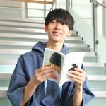 初の著書「ひとりの時間が僕を救う」を出版した神戸大生で人気ＹｏｕＴｕｂｅｒのパーカーさん＝神戸新聞社（撮影・後藤亮平）