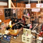 感染防止に気を配りながら、ライブ配信をするメンバー＝５月１７日夜、三木市志染町