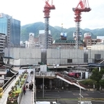 三宮ターミナルビルの解体工事が進み、ビル越しに見えるようになった六甲の山並み＝２６日午後、神戸市中央区小野柄通８の神戸阪急から（撮影・後藤亮平）