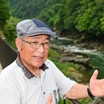 世界最小の恐竜の卵化石が発掘された現場近くで、思いを語る村上茂さん＝丹波市山南町上滝（撮影・秋山亮太）