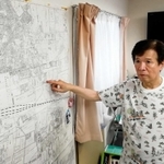 古い地図でクボタ旧神崎工場と、当時の自宅を指さす西方秀夫さん＝尼崎市内