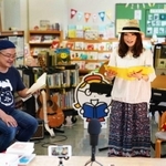 絵本朗読に熱が入る川浪ナミヲさん（左）とＣｈｅｒｉ＊さん＝神戸市兵庫区駅南通５