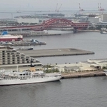 新港第１突堤では「海王丸」（手前右）と「青雲丸」（同左）、「大成丸」（建物の左隣）の３隻を一度に見られた＝２７日午後、神戸港